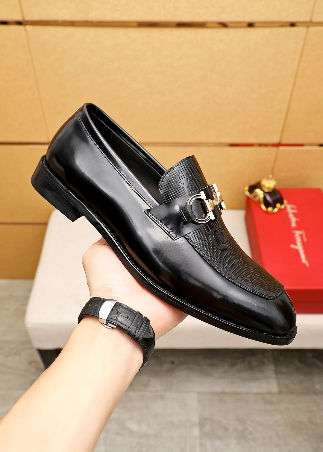 Men's shoes 💰460 💐 Product trademark: Ferragamo "Ferragamo" casual leather shoes Regular size: 38-44 (45.46🉑️customized) Product materials: Selected imported first-layer open-edge beaded cowhide floral upper + luxury hardware buckle, imported water-dyed cowhide leather lining. Strong three-dimensional visual effect, original rubber outsole Color: 1⃣️color optional